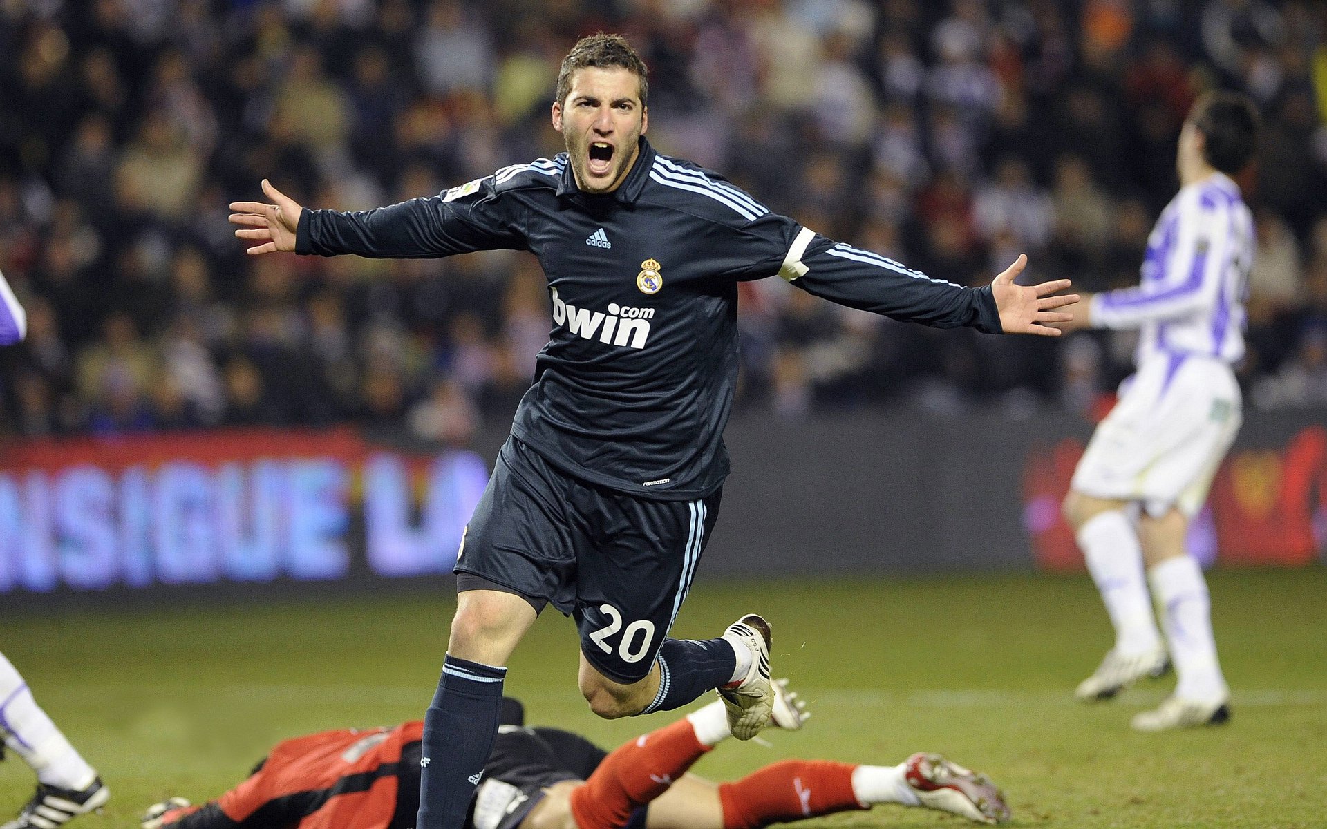 hth最新官方网站-巨星蜕变？三球鲍尔应该被看见了？，鲍尔三球今日集锦